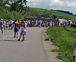 VÍDEO: ônibus da Bamor capota na estrada a caminho do Recife