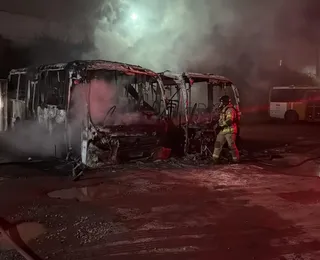 Vídeo: incêndio destrói dois ônibus em garagem na Av. Gal Costa
