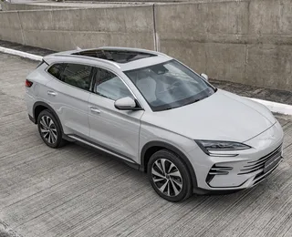 Vídeo: raios atingem o teto de BYD Song Plus e carro fica intacto