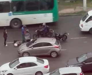 Trânsito trava na Paralela após colisão entre moto e carro na LIP