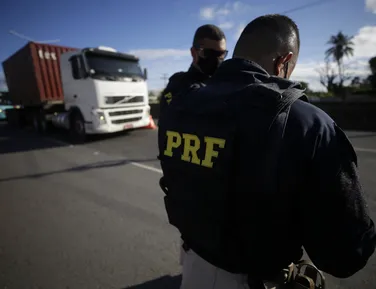 Acidentes deixam mortos e fecha trechos de rodovias na Bahia - Imagem