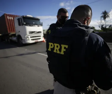 Homem morre após atropelar cavalo e bater em caminhão na BR-324 - Imagem