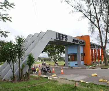 Uefs abre processo seletivo para professores com salário surpreendente - Imagem