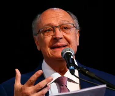 Alckmin condiciona fim da escala 6x1 a debate sobre setores específicos - Imagem