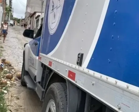 Homem é morto a tiros dentro de carro em frente a posto de saúde em Salvador
