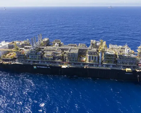 Preços do petróleo continuam em queda com aumento do tráfego em Ormuz - Imagem