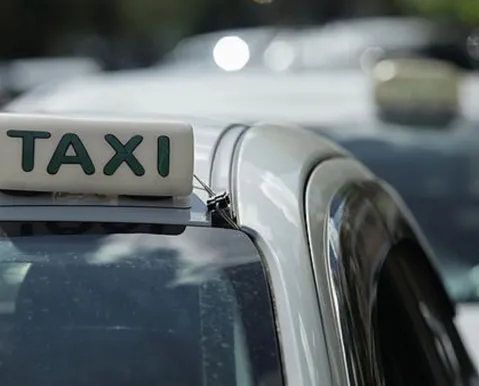 Taxista cobra R$ 30 mil de argentino por viagem de R$ 30: "Gorjeta"