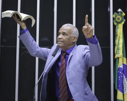 Isidório lidera ranking dos deputados baianos que menos gastaram - Imagem