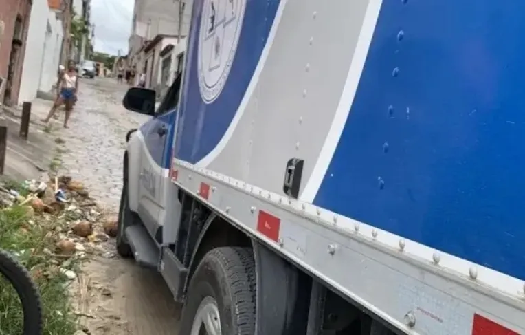 Homem é morto a tiros dentro de carro em frente a posto de saúde em Salvador