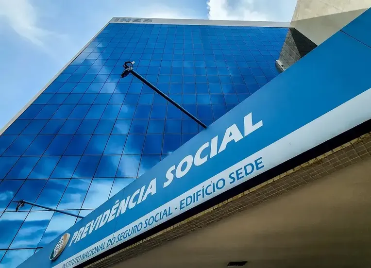 Polícia Federal mira fraude de R$ 100 milhões em benefícios do INSS na Bahia