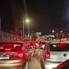 Acidente entre carro e moto deixa dois feridos na Avenida Paralela - Imagem