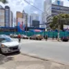 Conversão errada causa colisão entre carros e atinge muro do jornal A TARDE - Imagem