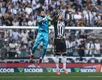 Mascote do Santos leva caneta no tênis e consegue autógrafo de Neymar - Imagem