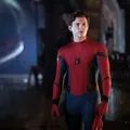 Tom Holland sofre grave acidente e filmagens de Homem-Aranha são paralisadas imagem