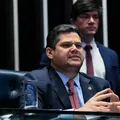 Alcolumbre diz que decisão de Gilmar usurpa prerrogativa do Senado imagem