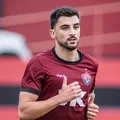 Após cirurgia no joelho, volante do Vitória se aproxima de retorno imagem