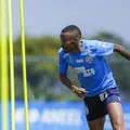 Atacante titular do Bahia treina com o grupo e pode voltar contra o Vasco imagem