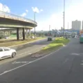Batida com três carros deixa uma pessoa ferida na Av. Tancredo Neves imagem