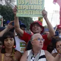 Caetano puxa coro de 'sem anistia' em ato no Rio de Janeiro imagem
