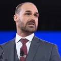 Eduardo sugere envio de caças dos EUA ao Brasil após condenação de Bolsonaro imagem