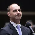 Eduardo Bolsonaro deverá pagar multa a Câmara por faltas injustificadas imagem