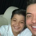 Corte de cabelo mostrou sintoma de doença rara do filho de Safadão imagem