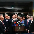 Flávio Bolsonaro chama Caetano e Chico de 'mamadores da Rouanet' imagem