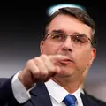 Flávio Bolsonaro defende Zambelli em evento na Itália imagem