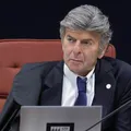 Fux desafia maioria e se recusa a fixar pena a Bolsonaro e outros réus imagem
