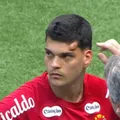 Goleiro do Santos recebe pancada e deixa campo em ambulância; assista imagem