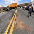 Homem morre após carro colidir com carreta e ficar destruído imagem
