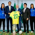 Lula ganha camisa 27 da Seleção e web vê indireta a Bolsonaro imagem