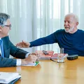 Ministro de Lula socorre passageira após desmaio em voo; assista imagem