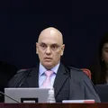 Moraes aponta Bolsonaro como líder de trama golpista em julgamento imagem