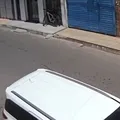 Mulher morre atropelada por carreta enquanto levava filho para escola imagem