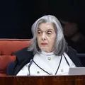"Não há imunidade contra o autoritarismo", diz Carmen Lúcia imagem