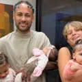 Neymar publica foto com a filha caçula e encanta fãs: "Muito linda" imagem