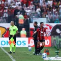 Osvaldo desabafa e esclarece reação irritada após substituição no Vitória imagem