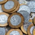 Supervalorizadas! Moedas raras de R$ 1 podem valer o preço de uma moto imagem