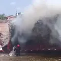 VÍDEO: motorista entra em rio para apagar fogo em carga de madeira imagem