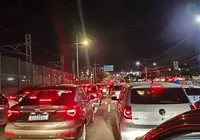 Acidente entre carro e moto deixa dois feridos na Avenida Paralela