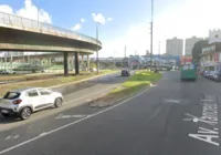 Batida com três carros deixa uma pessoa ferida na Av. Tancredo Neves imagem