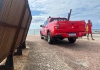 Bombeiros retomam buscas de jovem desaparecido na praia de Amaralina imagem