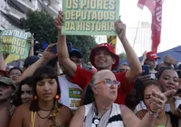 Caetano puxa coro de 'sem anistia' em ato no Rio de Janeiro imagem