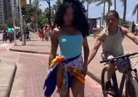 Ciclista passa mão na bunda de modelo durante sessão de fotos; assista imagem