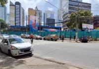 Conversão errada causa colisão entre carros e atinge muro do jornal A TARDE