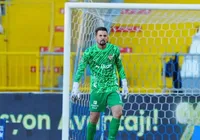 Emprestado pelo Bahia, Marcos Felipe volta a jogar após meses e pega pênalti imagem