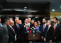 Flávio Bolsonaro chama Caetano e Chico de 'mamadores da Rouanet' imagem