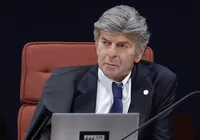 Fux desafia maioria e se recusa a fixar pena a Bolsonaro e outros réus imagem
