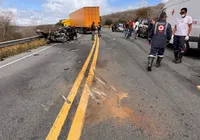Homem morre após carro colidir com carreta e ficar destruído